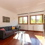Cozy&Spacious Apt 2 Min Walk From The Tram Stop!