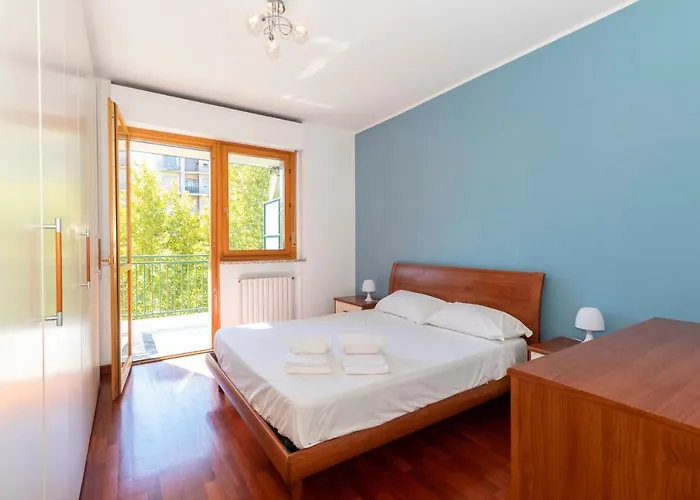 Cozy&Spacious Apt 2 Min Walk From The Tram Stop!