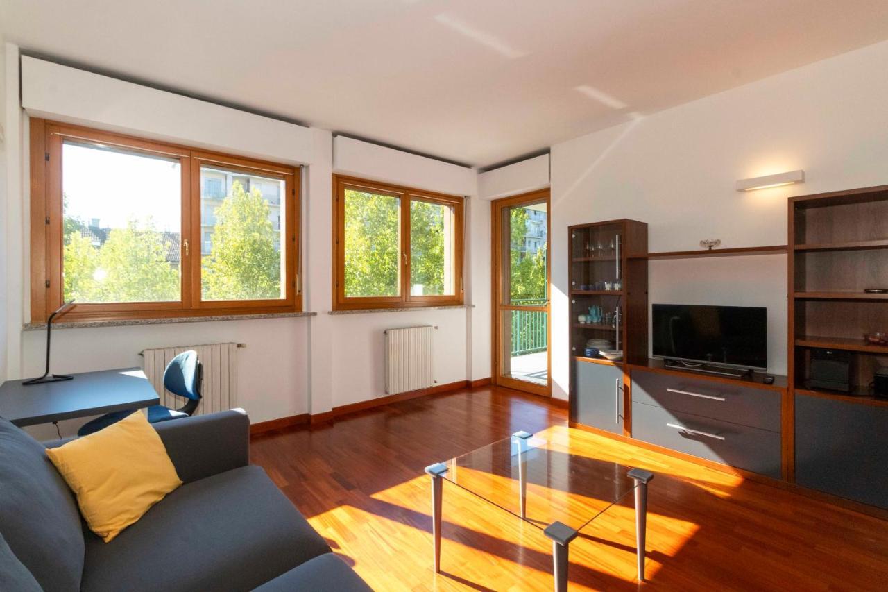 Cozy&spacious Apt 2 Min Walk From The Tram Stop! Apartment