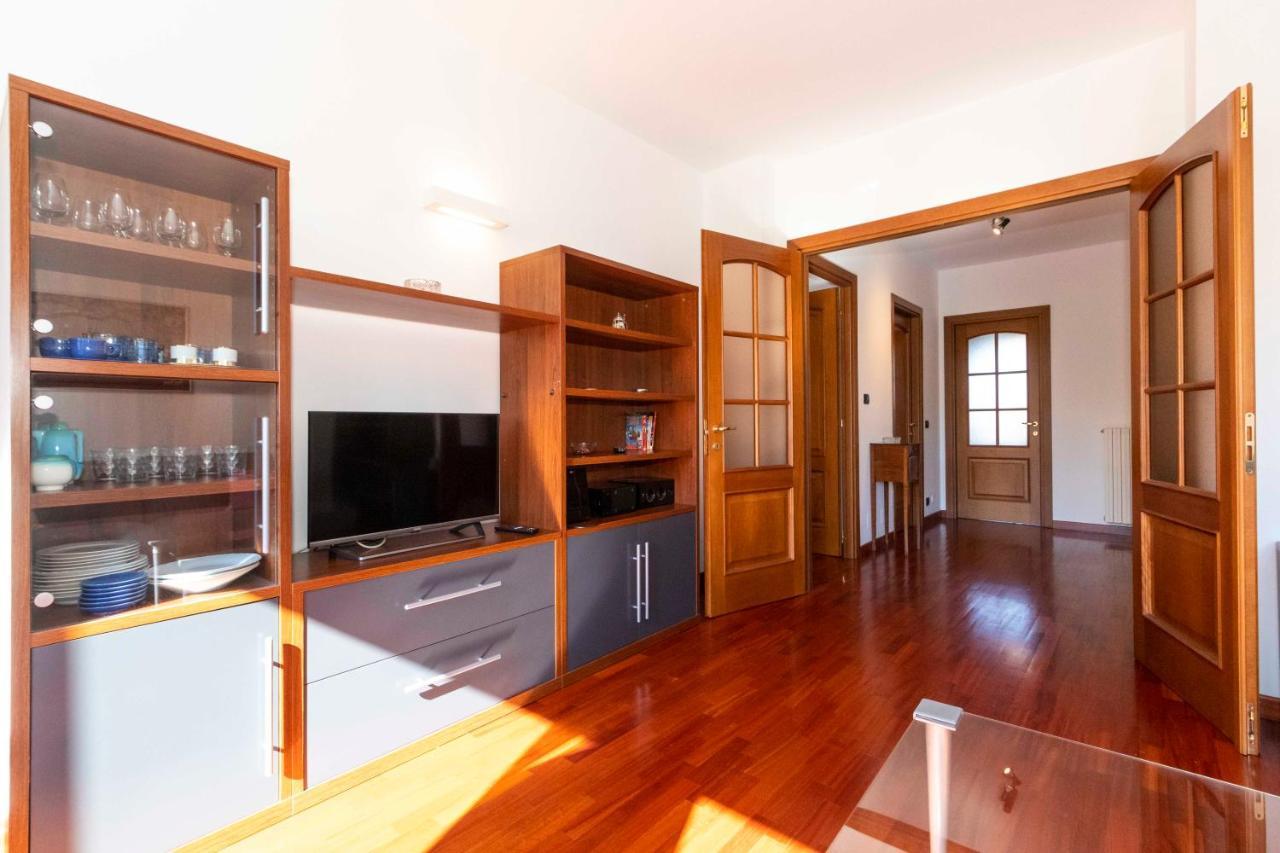 Apartment Cozy&spacious Apt 2 Min Walk From The Tram Stop!