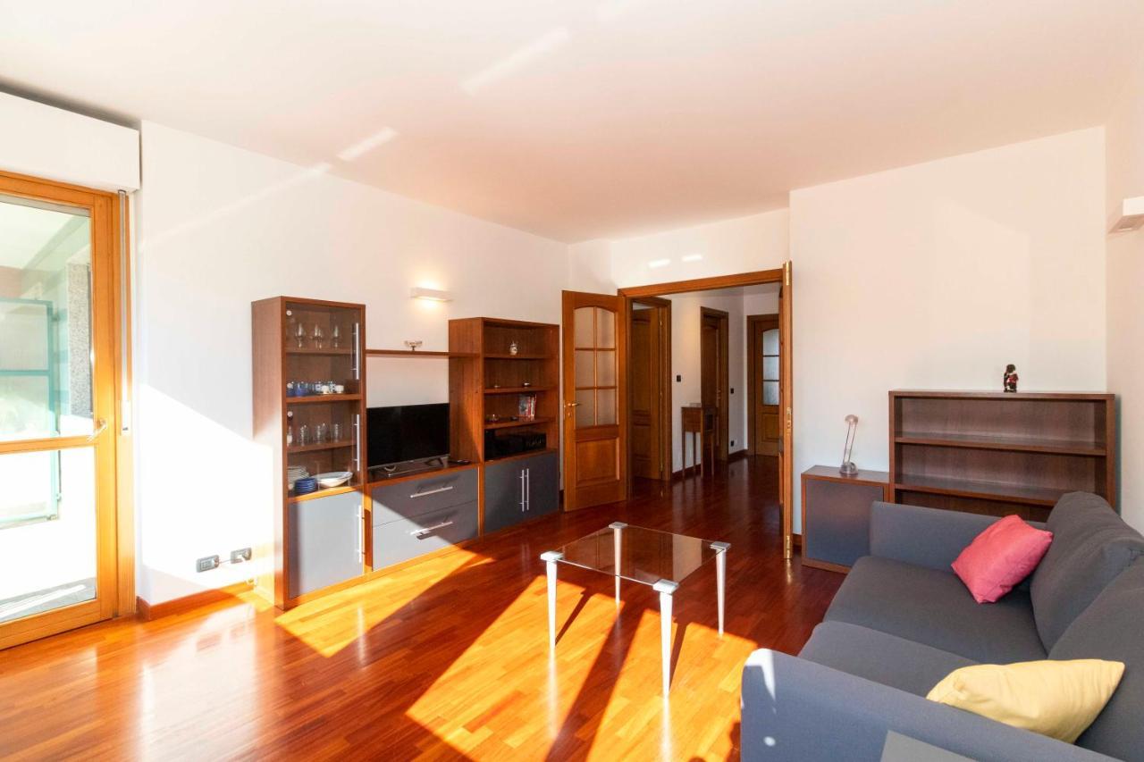 Cozy&spacious Apt 2 Min Walk From The Tram Stop! Apartment